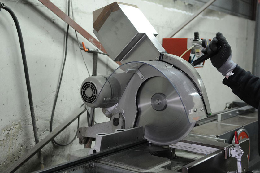 Machine de coupe ELUMATEC pour profil alu et plastique